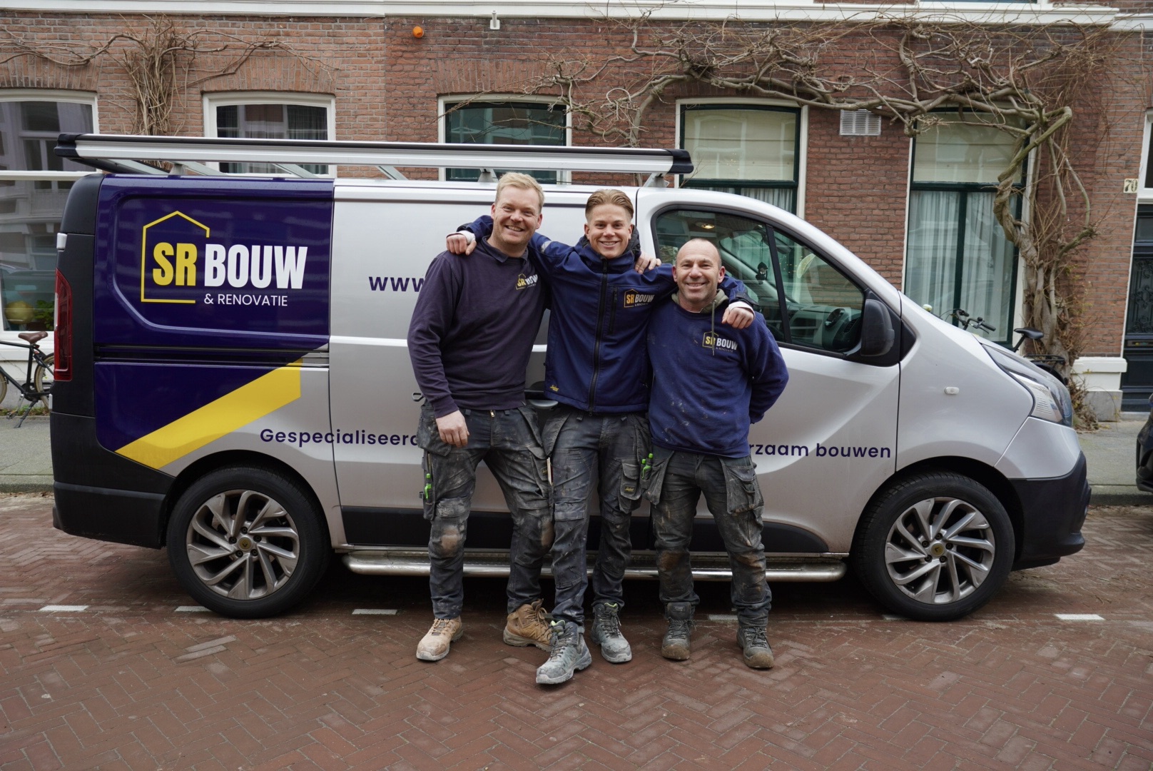 Het team van SR Bouw voor de bedrijfsbus in Den Haag