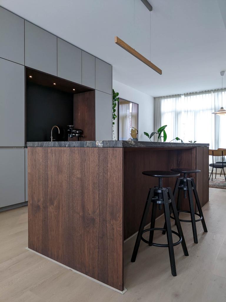 Opgeleverde keuken met kookeiland na een renovatie door SR Bouw